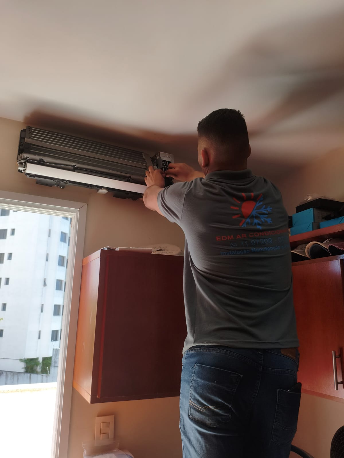 Técnico da EDM Ar-Condicionado fazendo manutenção em São Paulo