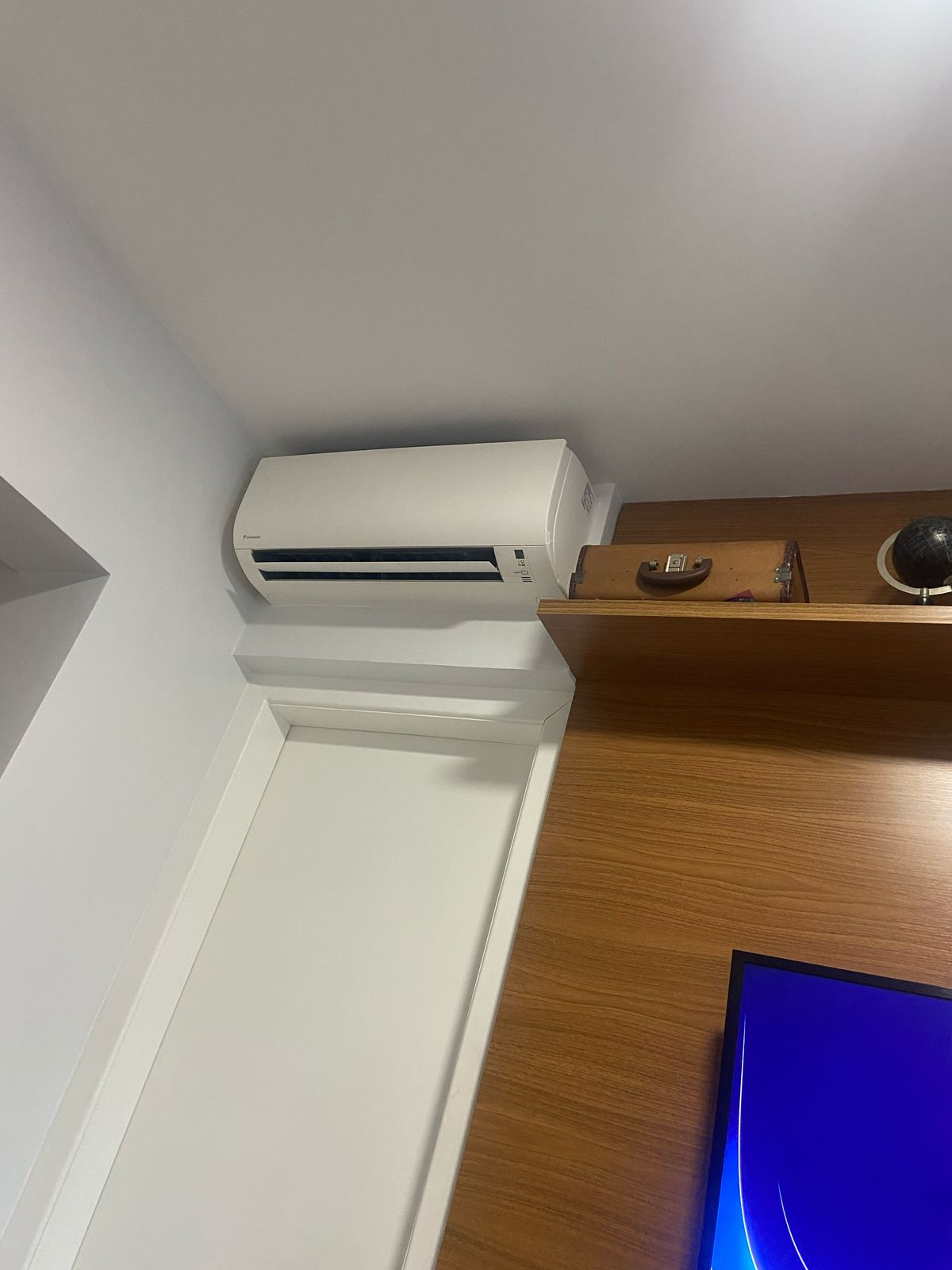 Sala moderna em São Paulo com ar-condicionado split funcionando